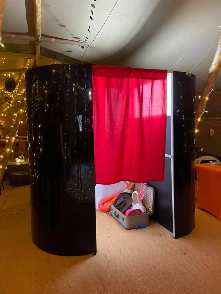 Gloss black photo booth hire